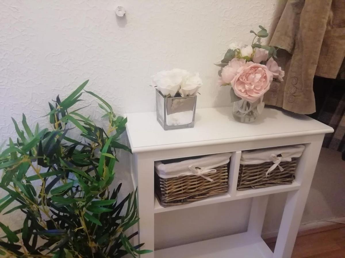 Single Bedroom In A Cozy Maisonette - Bushey Kültér fotó