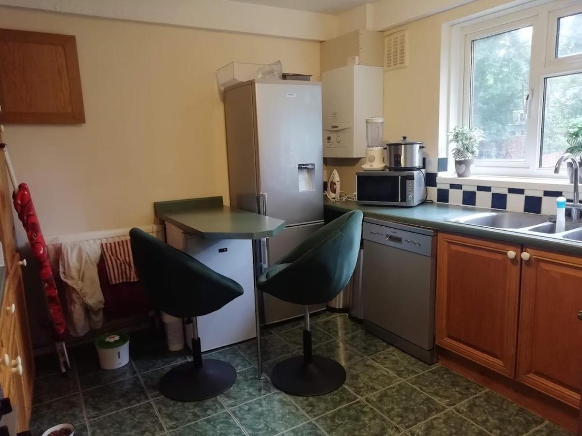 Single Bedroom In A Cozy Maisonette - Bushey Kültér fotó